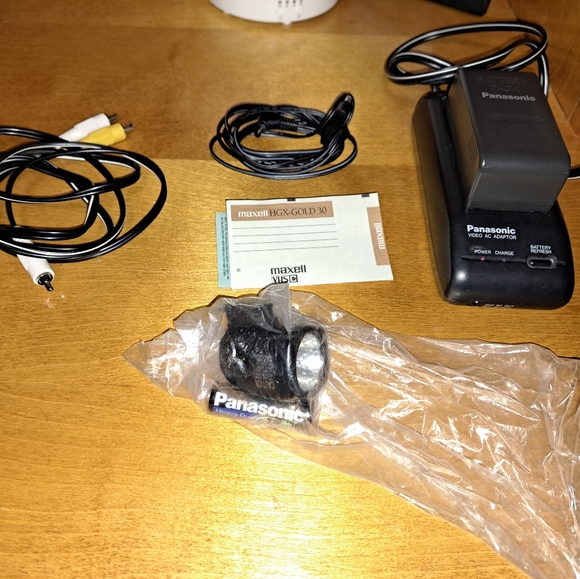 Panasonic Palmcorder IQ x12 Zoom/With All accessories, Bag, Tripod, and Guide - Picture 5 of 10